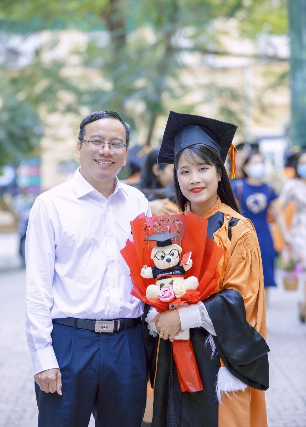 Thầy Nguyễn Minh Hải và Nguyệt Nhi trong lễ tốt nghiệp đại học. Ảnh: NVCC