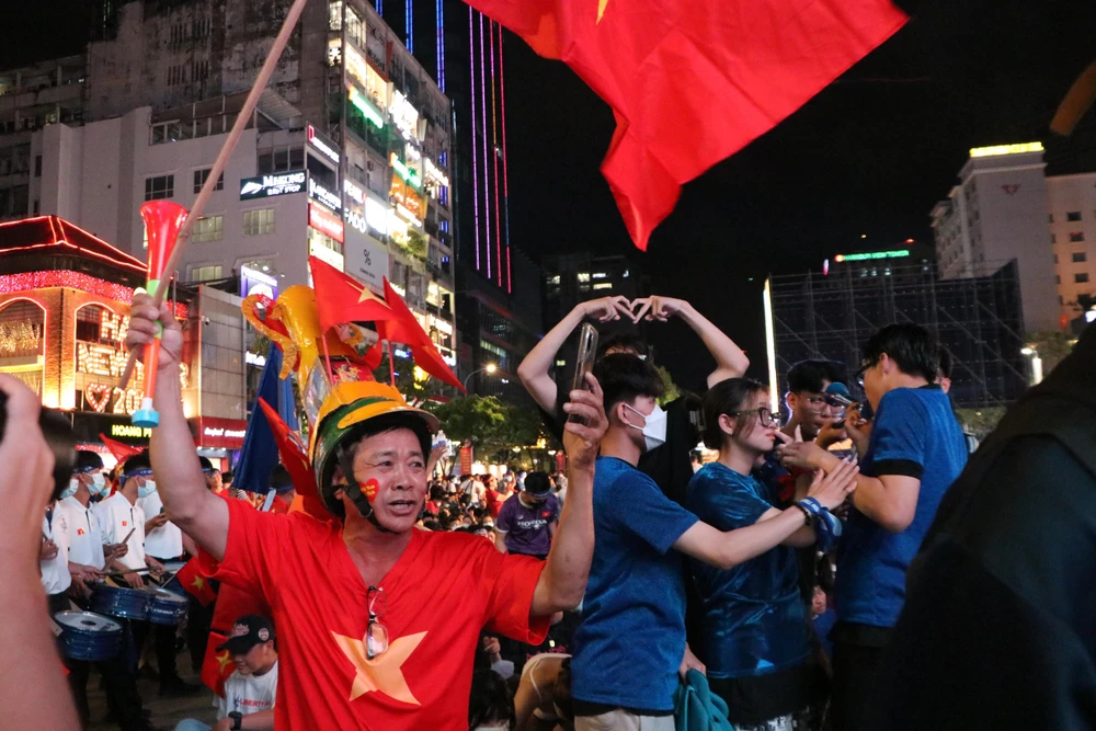 Ông Nguyễn Răn (ngụ huyện Hóc Môn, TP.HCM) chia sẻ: "Thật tuyệt vời, trận đấu nghẹt thở đến phút cuối cùng. Các cầu thủ Việt Nam đã không làm tôi thất vọng, quá tuyệt vời.". Ảnh: TÂM THƠ