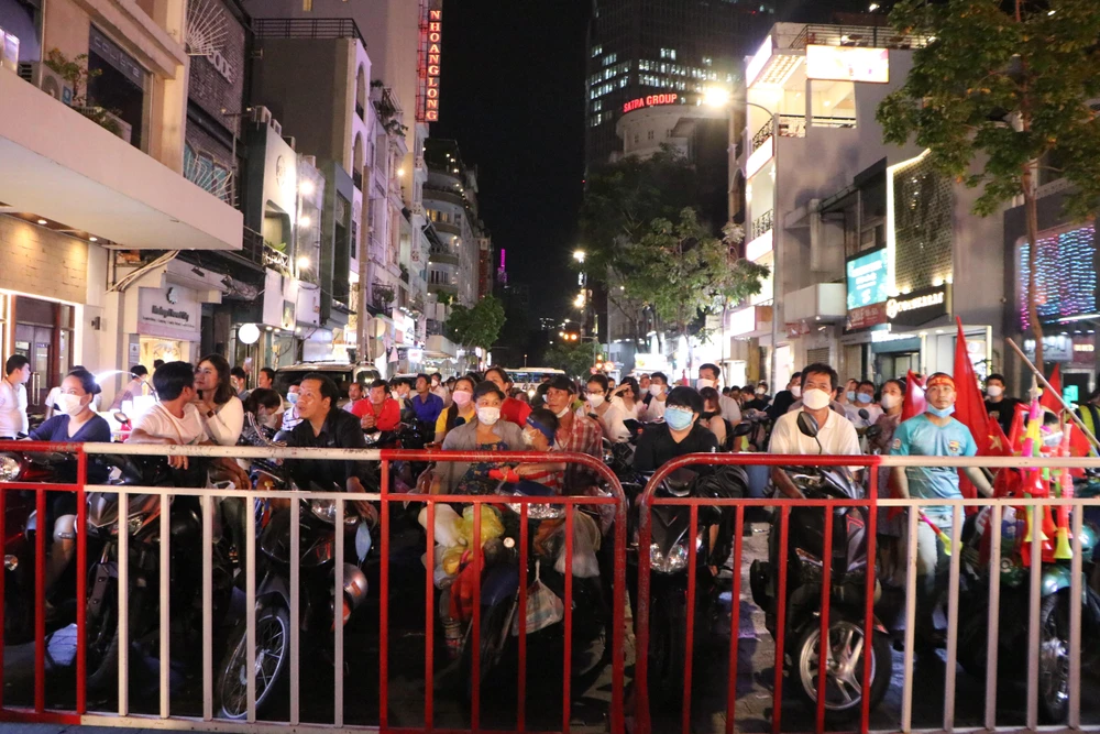 Mặc dù đã được chuẩn bị 5 màn hình LED lớn để các cổ động viên có thể theo dõi trận đấu dễ dàng, thế nhưng nhiều người dân vẫn đứng ở phía ngoài của khu vực phố đi bộ để xem trận đấu. Ảnh: TÂM THƠ