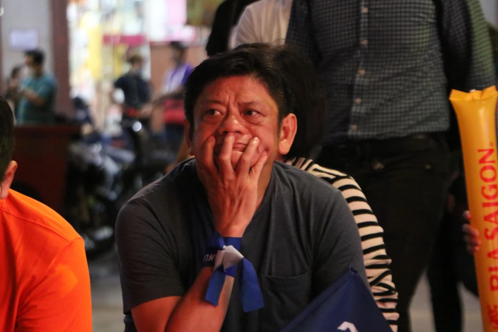 Các cổ động viên hồi hợp từng phút ngóng chờ đội nhà ghi bàn. Ảnh: TÂM THƠ