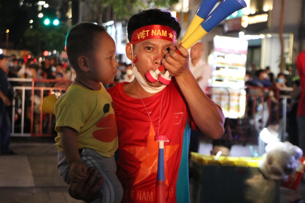 Các cổ động viên nhí cũng theo ba đi cổ vũ cho đội Việt Nam. Ảnh: TÂM THƠ