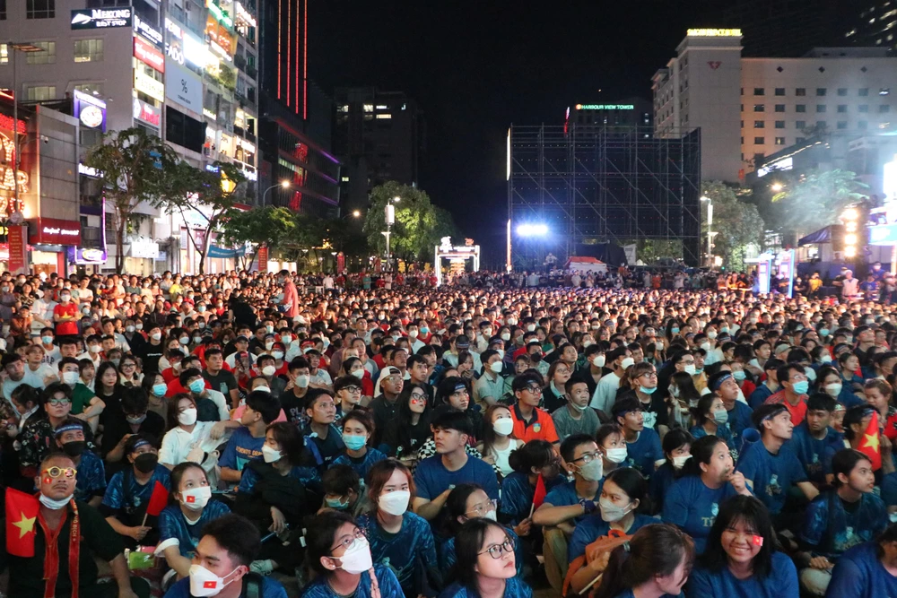 Hàng nghìn cổ động viên có mặt tại phố đi bộ Nguyễn Huệ, quận 1 để "tiếp lửa" cho các cầu thủ U23 Việt Nam. Ảnh: TÂM THƠ