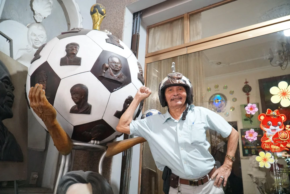 Đây là chiếc nón bảo hiểm và quả bóng độc đáo mà ông Minh dành tâm huyết gần 2 năm để hoàn thành. Nó cho thấy tình yêu bóng đá quá đỗi lớn của nghệ nhân già này. Ảnh: BẢO PHƯƠNG Đây là chiếc nón bảo hiểm và quả bóng độc đáo mà ông Minh dành tâm huyết gần 2 năm để hoàn thành. Nó cho thấy tình yêu bóng đá quá đỗi lớn của nghệ nhân già này. Ảnh: BẢO PHƯƠNG