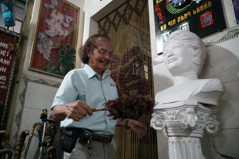 Bức tượng bà xã của ông Minh, người bạn đời mà ông luôn trân quý và yêu thương mấy chục năm qua. Ảnh: BẢO PHƯƠNG Bức tượng bà xã của ông Minh, người bạn đời mà ông luôn trân quý và yêu thương mấy chục năm qua. Ảnh: BẢO PHƯƠNG