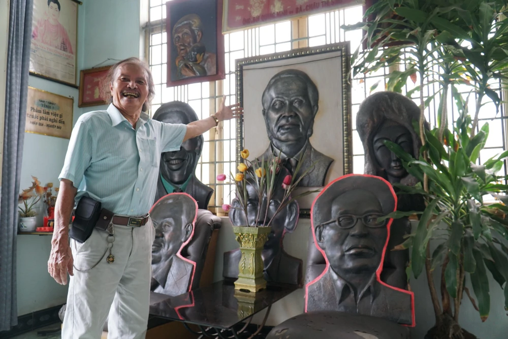 Hiện tại, ngoài tạc tượng đội bóng, ông Minh còn tạc tượng Bác Hồ, Đại tướng Võ Nguyên Giáp, ông Vũ Đức Đam, ông Trump, bà Hillary Clinton… và cả vợ cùng chính ông. Ảnh: BẢO PHƯƠNG Hiện tại, ngoài tạc tượng đội bóng, ông Minh còn tạc tượng Bác Hồ, Đại tướng Võ Nguyên Giáp, ông Vũ Đức Đam, ông Trump, bà Hillary Clinton… và cả vợ cùng chính ông. Ảnh: BẢO PHƯƠNG