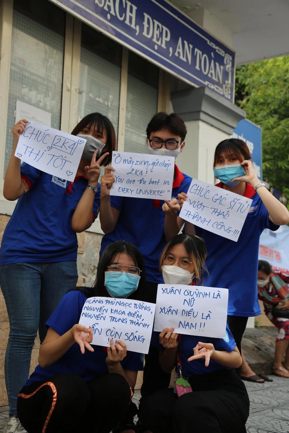 Những tấm bảng "nhắc nhẹ" một số lưu ý đặc biệt về môn Văn siêu dễ thương của đội tiếp sức mùa thi.