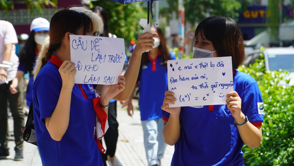 Những câu slogan siêu đáng yêu của đội tiếp sức giúp cho thí sinh bớt căng thẳng trước khi vào phòng thi.