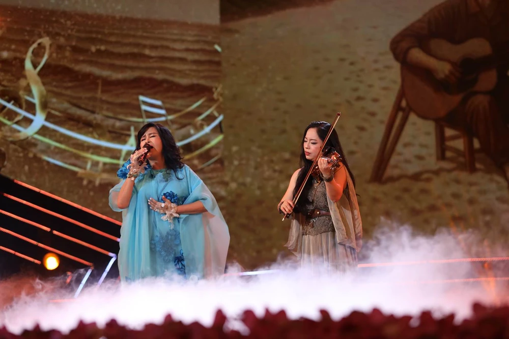 NSND Thanh Lam và Nghễ sĩ Violin Trịnh Minh Hiền biểu diễn tại chương trình