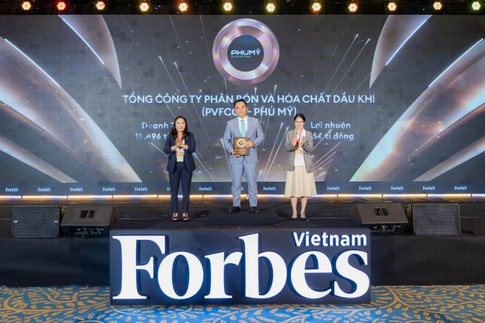 Ông Nguyễn Xuân Hòa - Chủ tịch HĐQT PVFCCo - Phú Mỹ nhận Danh hiệu Top 50 công ty niêm yết tốt nhất Việt Nam 2025.