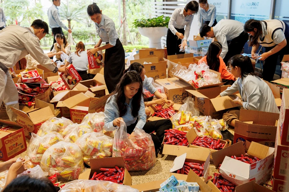 CBNV Thép Hòa Phát Dung Quất cung cấp hàng trăm suất ăn nhẹ hỗ trợ người dân tránh trú bão