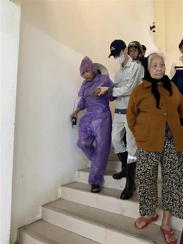 Nhân viên Thép Hòa Phát Dung Quất hỗ trợ sơ tán người dân xã Vạn Tường vào tránh trú bão tại KTX Công ty.