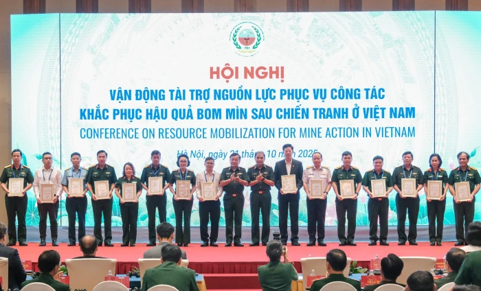Đại diện Tập đoàn Hòa Phát (thứ 8 từ trái qua) nhận chứng nhận ủng hộ công tác khắc phục hậu quả bom mìn sau chiến tranh ở Việt Nam