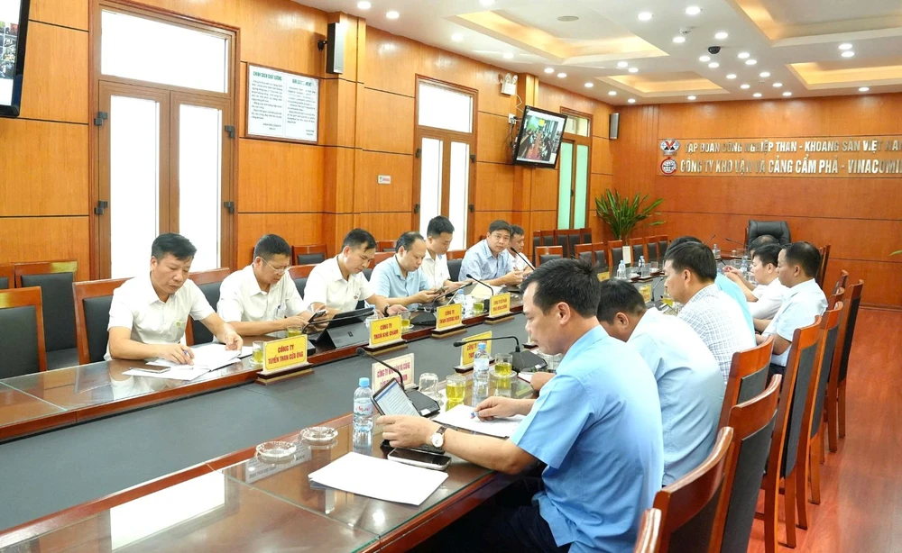 Quang cảnh hội nghị tại điểm cầu Công ty Kho vận và cảng Cẩm Phả
