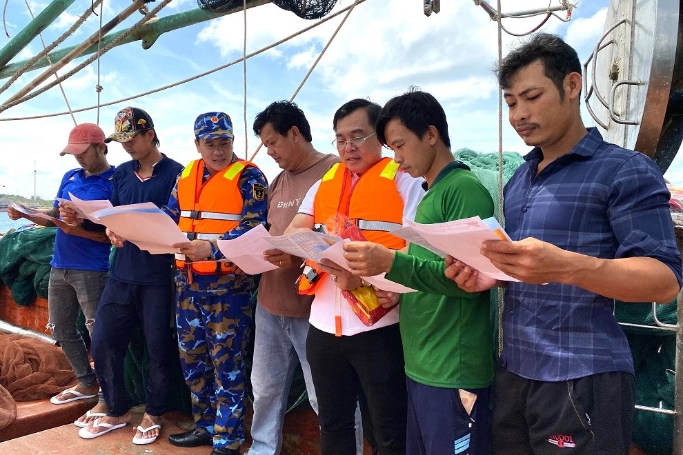 Cán bộ, chiến sĩ Vùng 5 Hải quân tuyên truyền chống khai thác IUU cho bà con ngư dân. Ảnh: web ĐCS VN