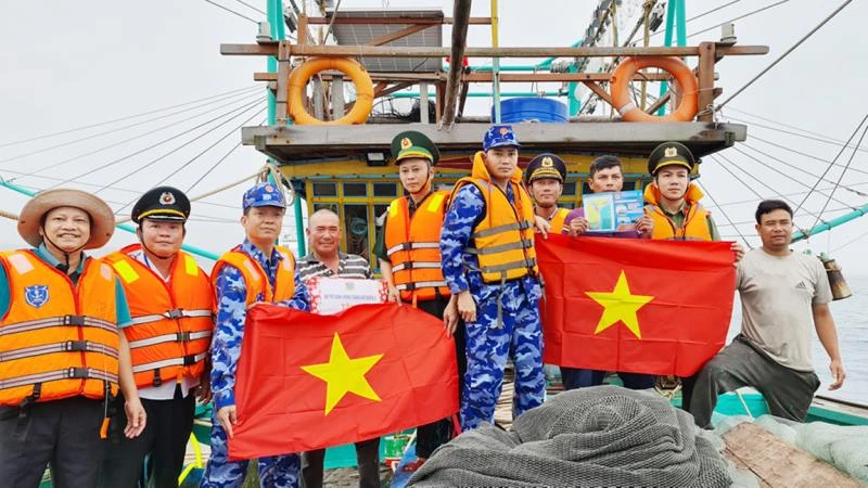 Vùng Cảnh sát biển 2 tuyên truyền, tặng quà động viên ngư dân yên tâm vươn khơi bám biển. Ảnh: Báo CATP Đà Nẵng