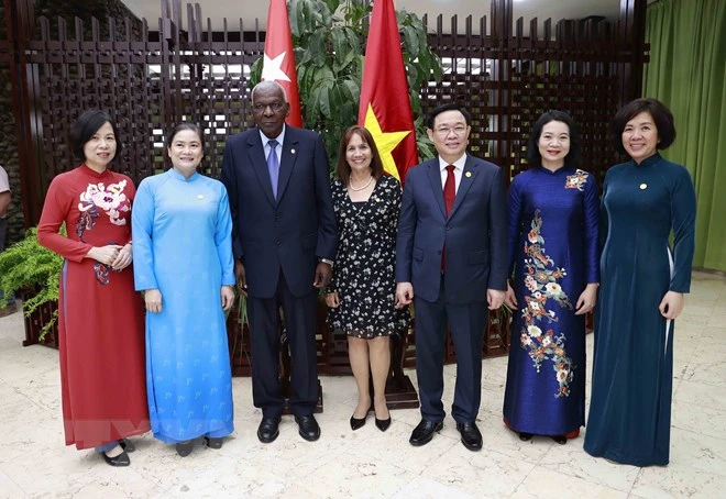 Chủ tịch Quốc hội Vương Đình Huệ và Chủ tịch Quốc hội Cuba Esteban Lazo Hernandez với đại biểu