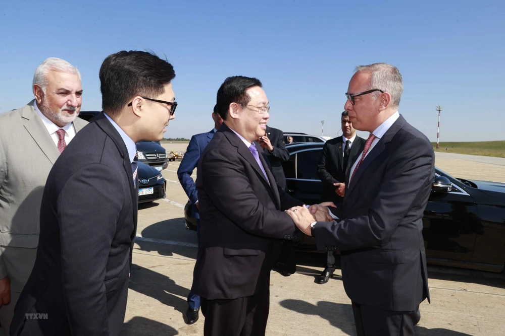 Lễ tiễn Chủ tịch Quốc hội Vương Đình Huệ và đoàn tại sân bay quân sự thủ đô Montevideo, Uruguay