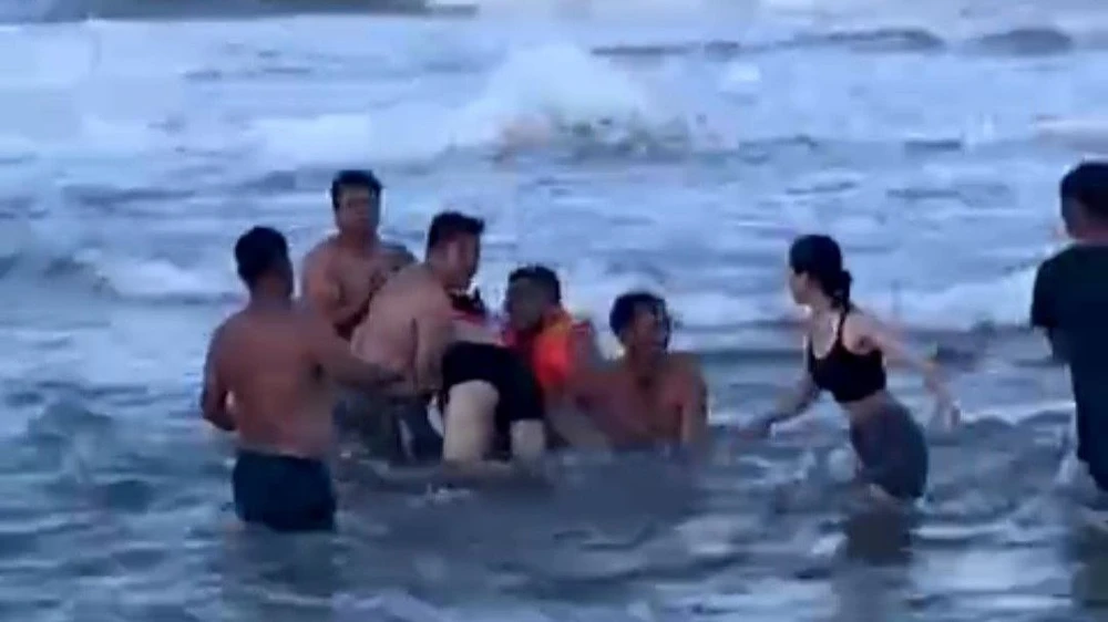 Vụ đuối nước tại bãi biển Kê Gà chiều 2-5. Ảnh: Báo BT