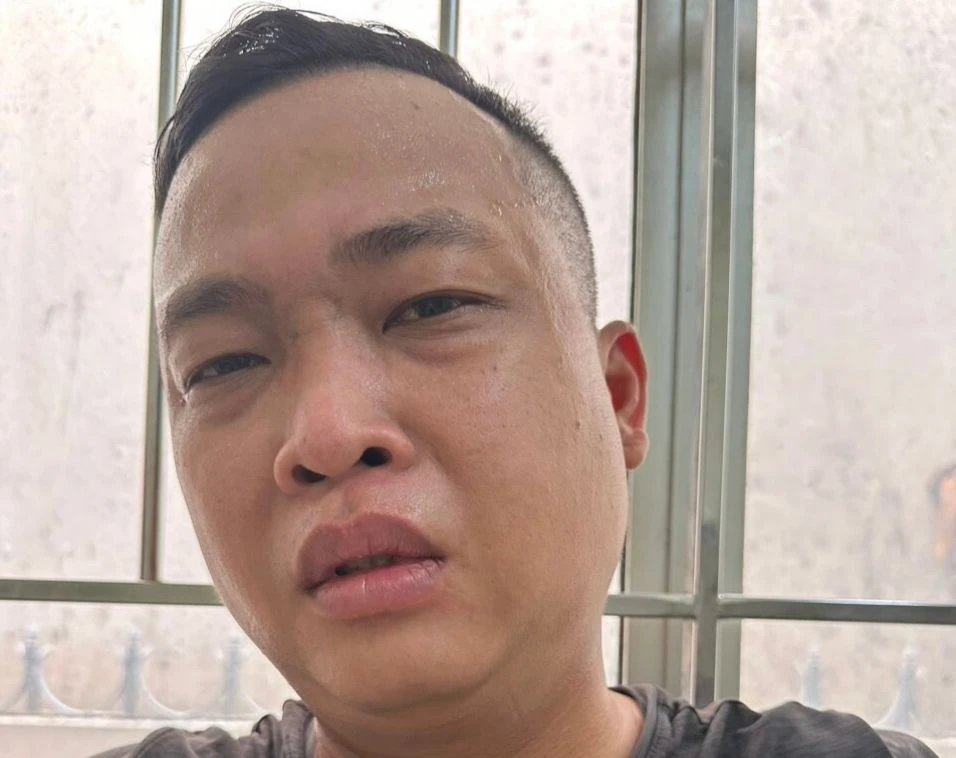 Lê Minh Hoàng bị lực lượng công an huyện Bến Lức bắt giữ. Ảnh: CTV Lê Minh Hoàng bị lực lượng công an huyện Bến Lức bắt giữ. Ảnh: CTV