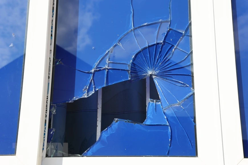 Trụ sở UBND xã Ea Ktur đã bị các đối tượng dùng súng tấn công. Ảnh: TTXVN