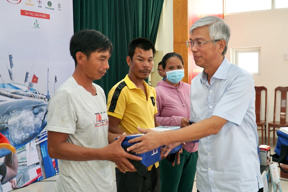Phó Chủ tịch UBND TP Võ Văn Hoan trao bộ quà tặng cho các ngư dân huyện Cần Giờ, TP.HCM. Ảnh: Bảo Phương