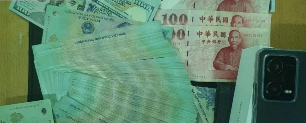 Số tiền tên trộm lấy của công ty. Ảnh: CA