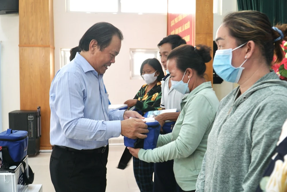 Tổng Biên tập Báo Pháp Luật TP.HCM Mai Ngọc Phước trao các phần quà cho gia đình các hộ ngư dân ở Cần Giờ. Ảnh: BẢO PHƯƠNG