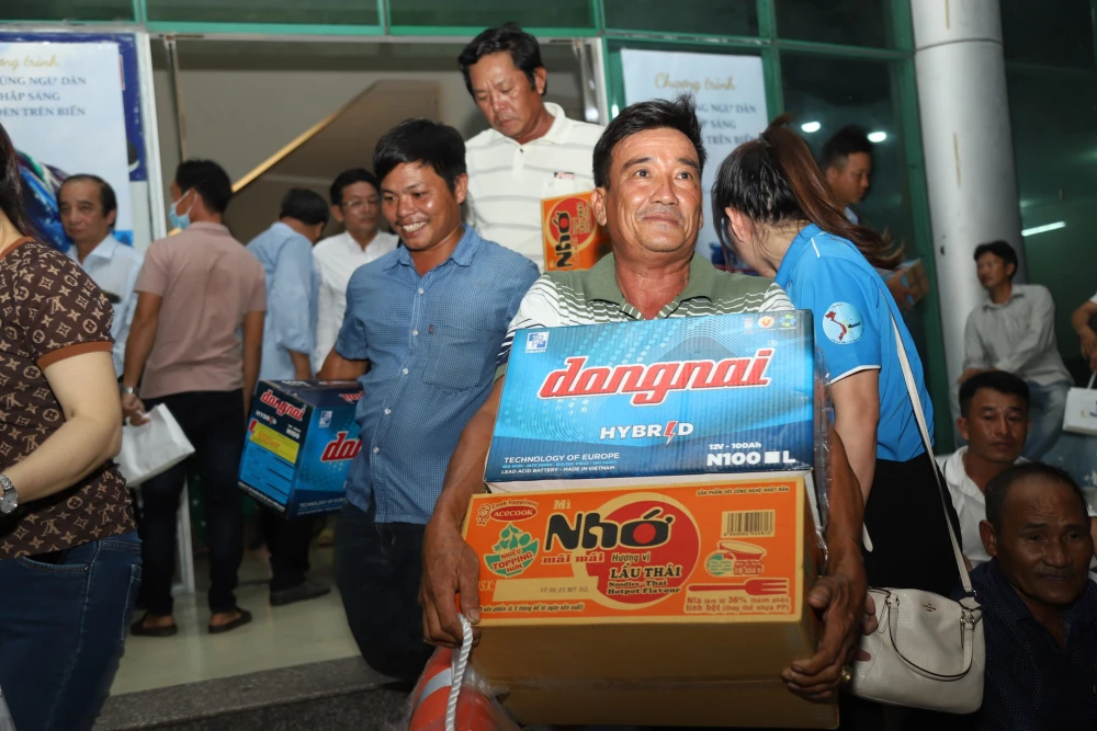 Niềm vui của các ngư dân khi nhận các phần quà ý nghĩa từ chương trình. Ảnh: NÚI XANH
