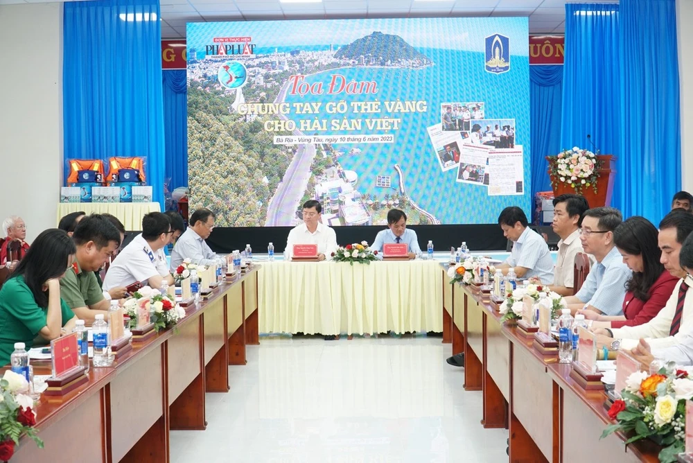 Trong khuôn khổ Chương trình, cùng ngày báo Pháp Luật TP.HCM phối hợp với UBND tỉnh Bà Rịa- Vũng Tàu tổ chức buổi tọa đàm “Chung tay gỡ thẻ vàng cho hải sản Việt”, tại xã Phước Tỉnh, huyện Long Điền, tỉnh Bà Rịa - Vũng Tàu. Ảnh: Nhóm PV