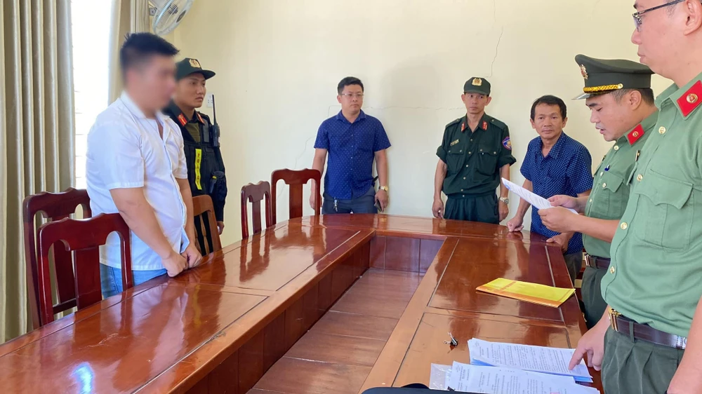 Công an tỉnh Quảng Ngãi thi hành lệnh bắt bị can để tạm giam, lệnh khám xét chỗ ở đối với PVL. Ảnh: CA