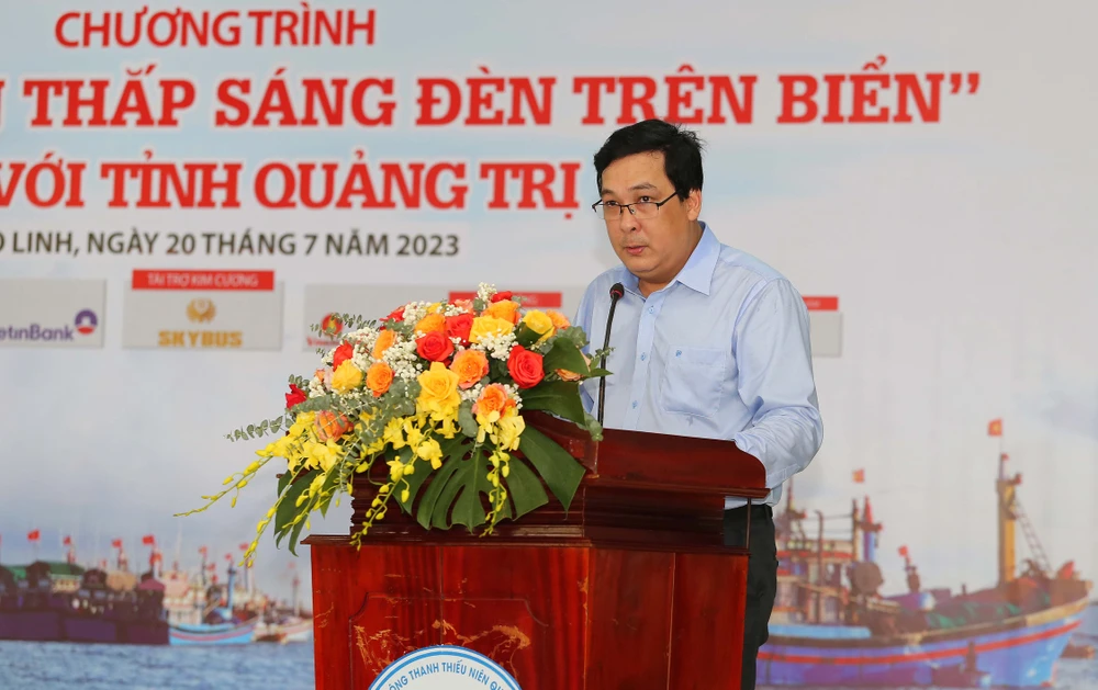 Phát biểu tại buổi lễ, Phó Tổng Biên tập báo Pháp Luật TP.HCM Nguyễn Thái Bình, Trưởng Ban Tổ chức chương trình, thông tin sau lễ ra mắt, từ tháng 5 đến nay, chương trình đã đến với bà con ngư dân của TP.HCM, tỉnh Bà Rịa-Vũng Tàu và Ninh Thuận với rất nhiều hoạt động có ý nghĩa thiết thực. Tiếp nối những kết quả đó, báo Pháp Luật TP.HCM phối hợp UBND tỉnh Quảng Trị, Hội nhà báo Việt Nam tổ chức thăm hỏi, động viên và trao hàng trăm phần quà cho các hộ gia đình ngư dân khó khăn tại tỉnh nhà. Ảnh: HOÀNG GIANG