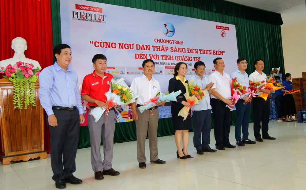 Phó Tổng Biên tập Nguyễn Thái Bình, Trưởng Ban Tổ chức Chương trình, tặng hoa cảm ơn các nhà tài trợ. Ảnh: HOÀNG GIANG