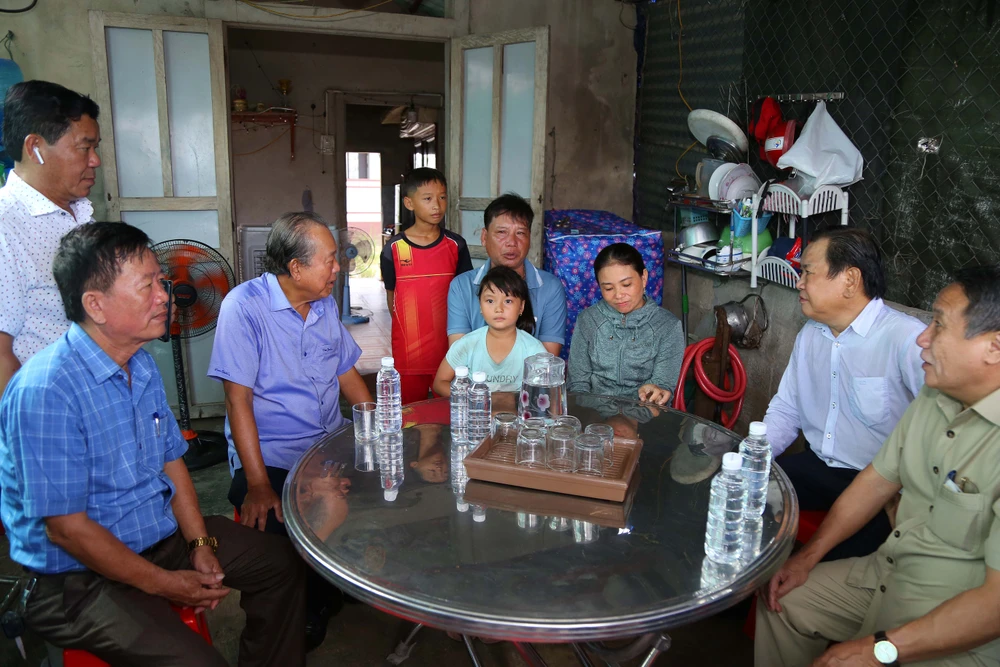 Trong hành trình tiếp theo của mình, ngày 20-7, chương trình “Cùng ngư dân thắp sáng đèn trên biển” do báo Pháp Luật TP.HCM tổ chức đã đến với bà con ngư dân tỉnh Quảng Trị.Trong ảnh: Ông Trương Hòa Bình, nguyên Ủy viên Bộ Chính trị, nguyên Phó Thủ tướng Thường trực Chính phủ, Chủ tịch danh dự của chương trình; ông Hà Sỹ Đồng, Phó Chủ tịch Thường trực UBND tỉnh Quảng Trị, Tổng biên tập báo Pháp Luật TP.HCM, Trưởng Ban Chỉ đạo chương trình... đang trò chuyện với ngư dân Bùi Đình Sơn (41 tuổi). Ảnh: HOÀNG GIANG