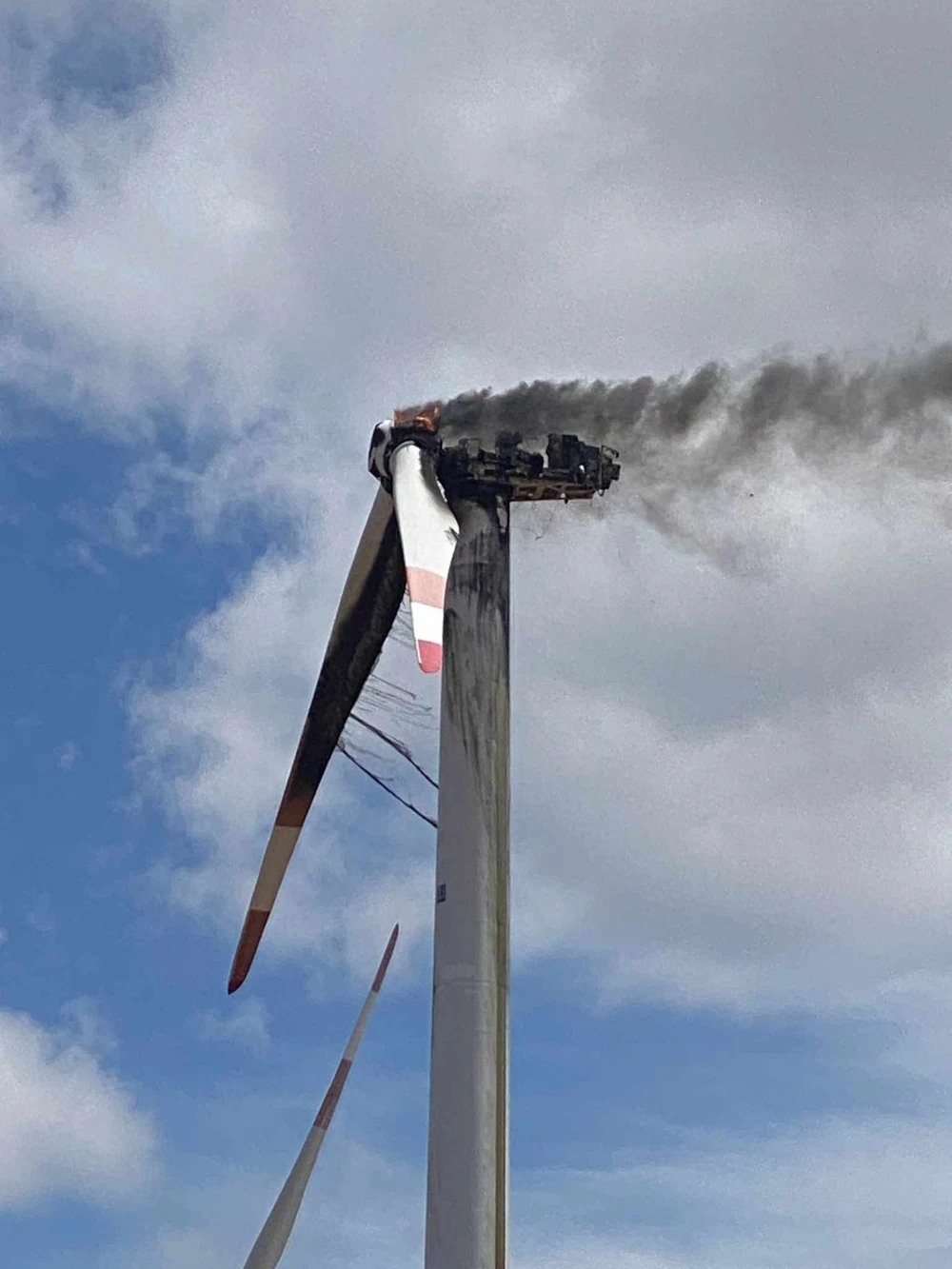 Cận cảnh trụ điện gió bị cháy. Ảnh: PN Cận cảnh trụ điện gió bị cháy. Ảnh: PN