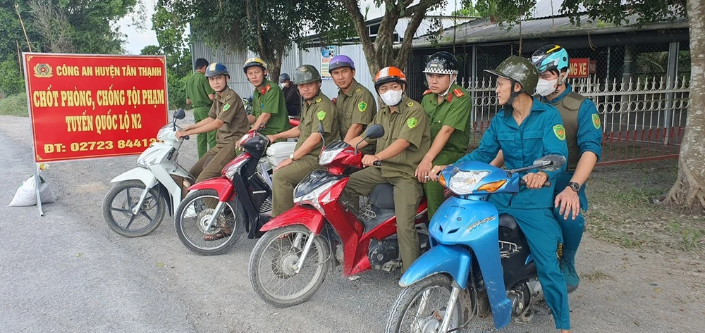Lực lượng công an, dân phòng tại chốt chuẩn bị tuần tra, kiểm soát giao thông trên tuyến quốc lộ N2. Ảnh: CHÍ TÂM