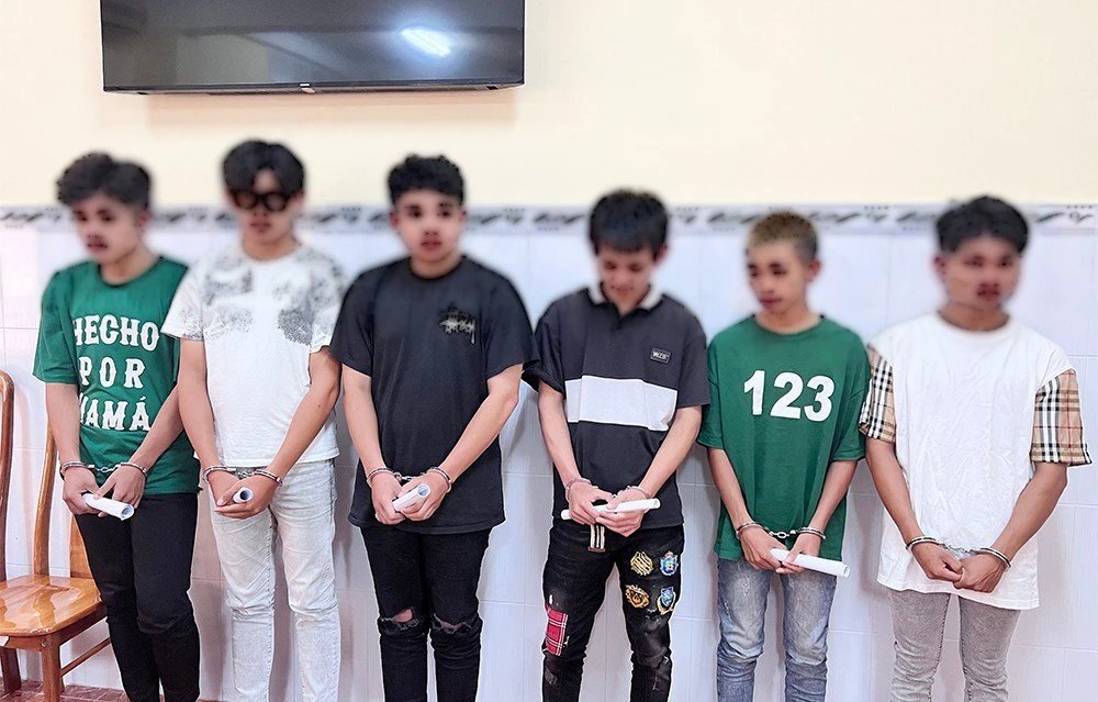 Công an thi hành lệnh bắt tạm giam các bị can trong vụ án. Ảnh: CA