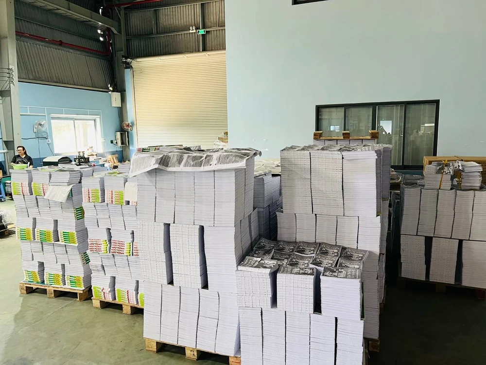 Phát hiện hàng ngàn sách lậu tại một xưởng sản xuất ở Củ Chi