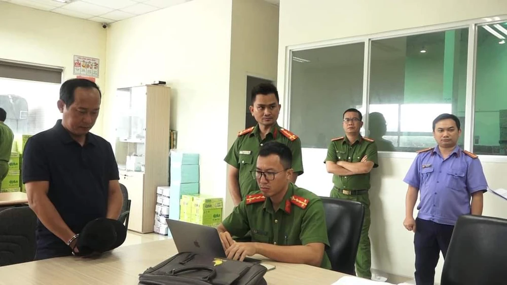 Lợi dụng vị trí thủ kho, tuồn hàng ra ngoài bán