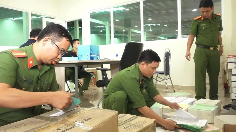 Lợi dụng vị trí thủ kho, tuồn hàng ra ngoài bán