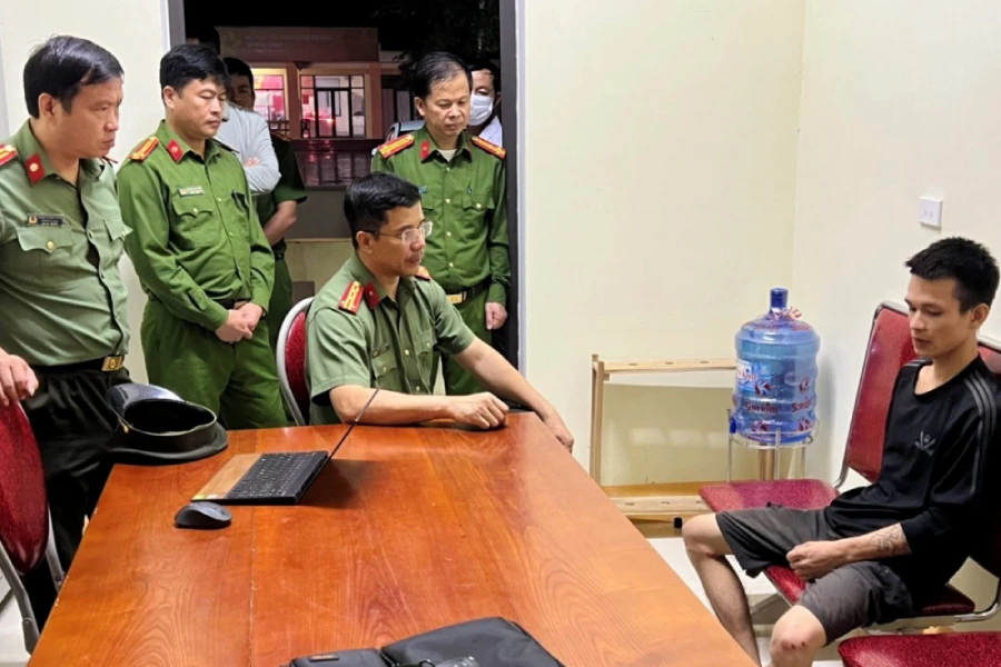 Khởi tố kẻ dùng kéo tấn công thượng úy công an