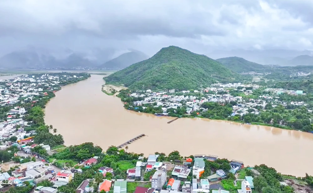 Cầu gỗ Phú Kiểng bắc qua sông Cái ở Nha Trang bị lũ cuốn trôi