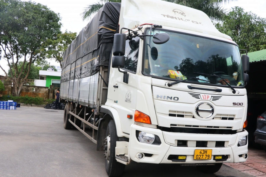 Bắt xe tải chở hơn 1.600 chai rượu ngoại Chivas, Black Label