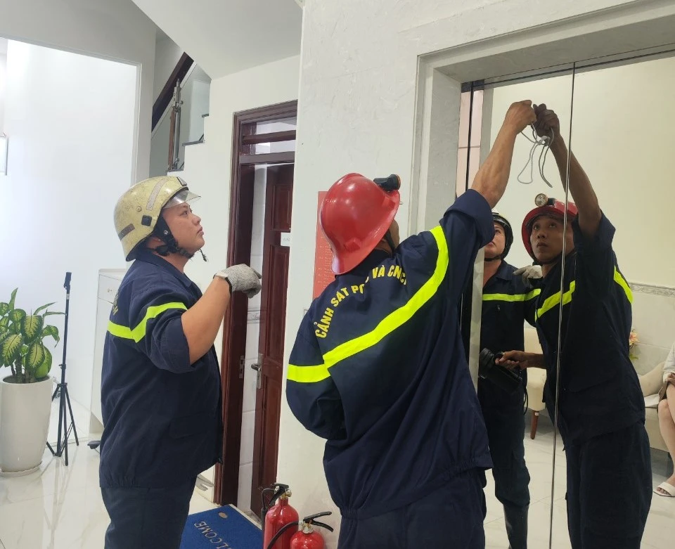 Cứu 5 người kẹt trong thang máy một spa ở Gò Vấp