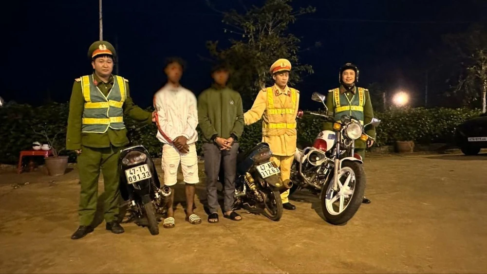 Hai thanh niên dương tính ma túy chạy xe rú ga, nẹt pô xe giữa đêm