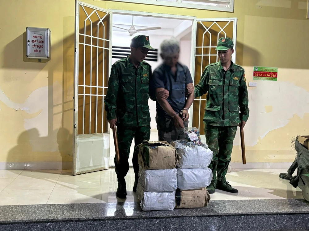 Biên phòng cửa khẩu Mỹ Quý Tây (huyện Đức Huệ, Long An) phối hợp với Đội Đặc nhiệm PCMT&amp;TP và Công an huyện Đức Huệ bắt giữ một người đang vận chuyển thuê pháo lậu từ Campuchia vào Việt Nam.