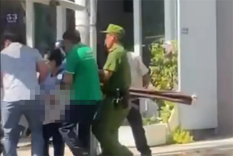 Khởi tố người phụ nữ mang dao đi bắt ghen chồng ngoại tình