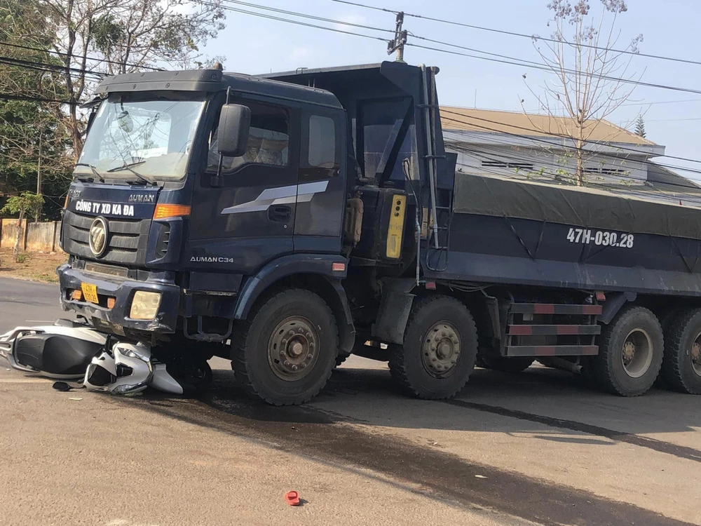 Bé trai tự đứng dậy sau khi bị xe tải tông té xuống đường