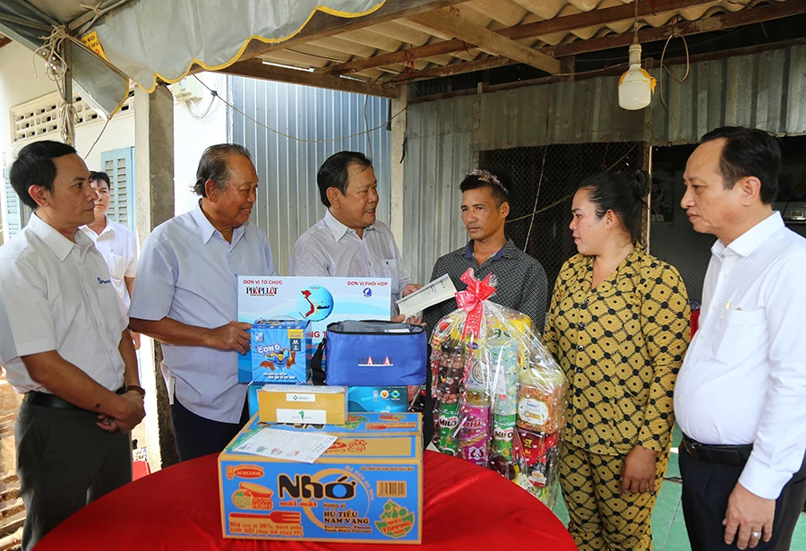 Tiếp tục hành trình 'Cùng ngư dân thắp sáng đèn trên biển'