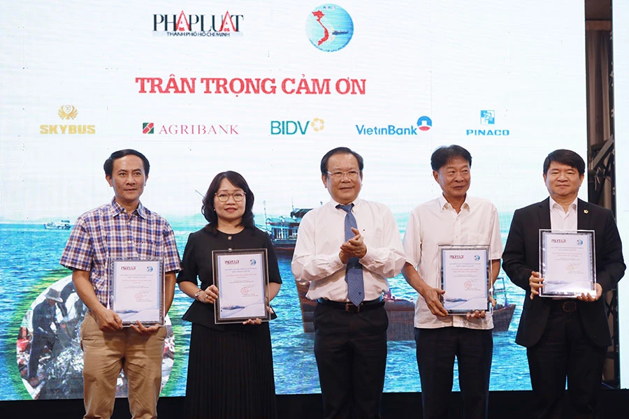 Khởi động giai đoạn 2 chương trình 'Cùng ngư dân thắp sáng đèn trên biển'