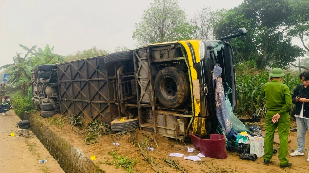 Ô tô khách bị lật bên QL1 khiến nhiều người bị thương